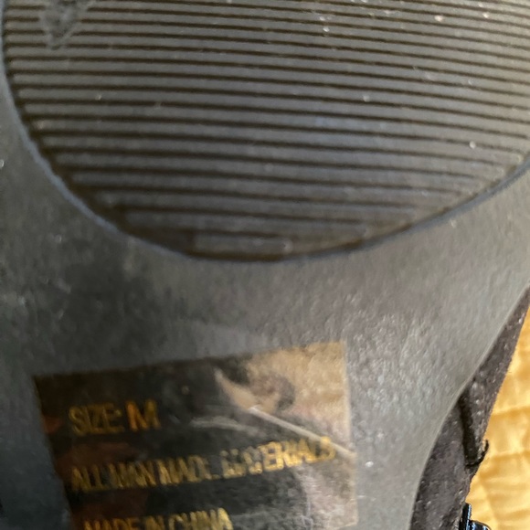 Black suede fringe short boots with side zipper. - Picture 5 of 6